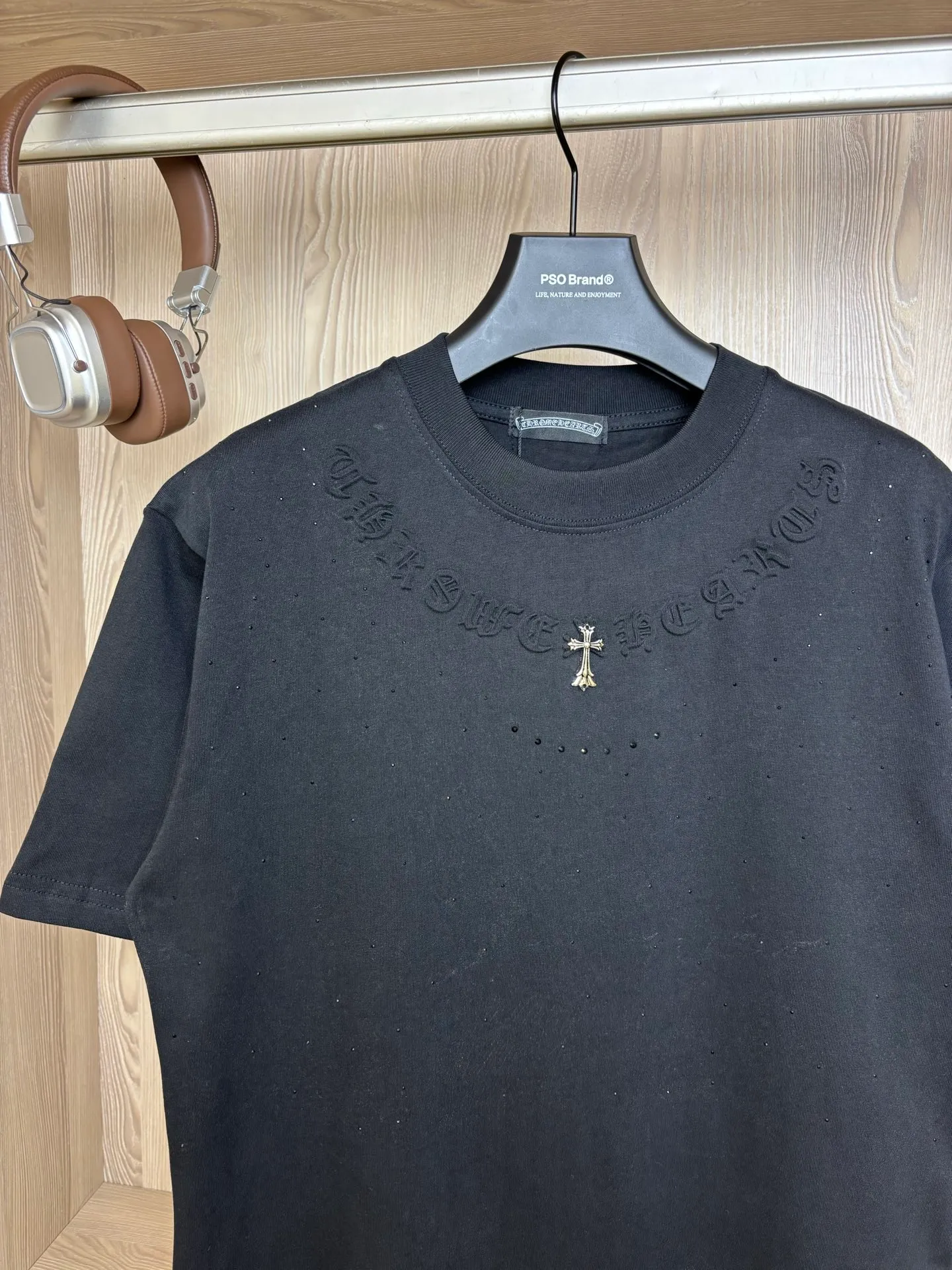 P150 Style number: DC 68# Chrome Hearts Chrome Hearts embossed logo on the chest + hot-drilled baby's breath short-sleeved T-shirt 280 grams of pure cotton double-sand fabric All fabrics have been shrunk in advance Quality first What you see is what you get The pattern will not change after one wash Distinguish some disposable clothes in the market Three labels Complete packaging All restored to the original version Customized Same style for men and women A more classic version The pattern is very unique 💕 Color: Black Size: S-XL (Picture 9⃣️Size chart)